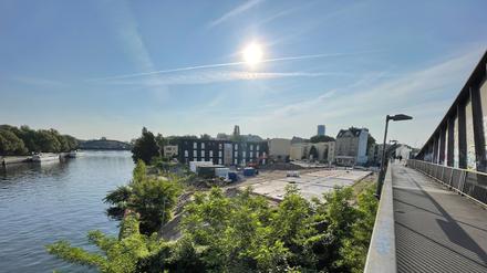 Blick von der Fußgängerbrücke neben den S-Bahngleisen auf die Baustelle. Die Bodenplatte härtet aus.