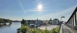 Blick von der Fußgängerbrücke neben den S-Bahngleisen auf die Baustelle. Die Bodenplatte härtet aus.