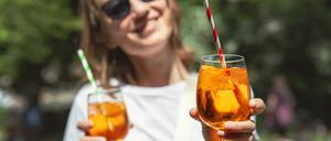 Mit einem Aperol-Spritz in der Hand und der Sonne im Gesicht, fühlt es sich in Berlin doch schon fast nach Urlaub in Italien an.