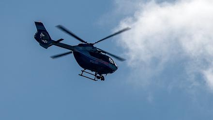 Ein Hubschrauber der Polizei fliegt (Symbolbild)