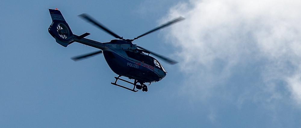 Ein Hubschrauber der Polizei fliegt (Symbolbild)