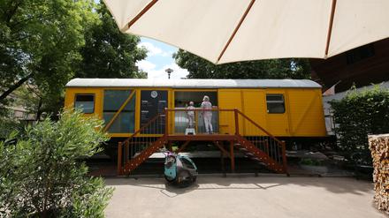 Serviert wird das Eis in einem alten Bahnwaggon. 