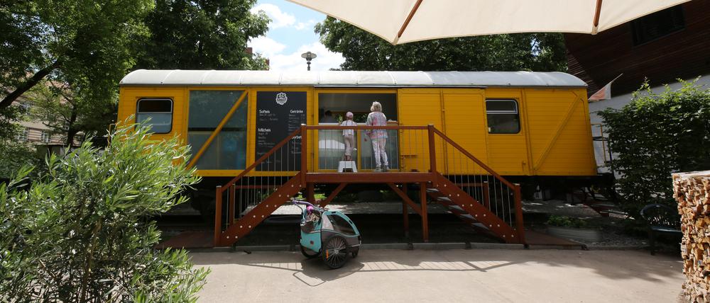 Serviert wird das Eis in einem alten Bahnwaggon.