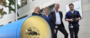 Wirtschaftssenatorin Franziska Giffey und die Vorstände der Berliner Wasserbetriebe, Kerstin Oster und Frank Bruckmann, bei der Vorführung einer Drohne zur Inspektion von Rohren.