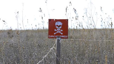 Auf einem Schild steht „Danger Mines!“ (Symbolbild)