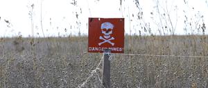Auf einem Schild steht „Danger Mines!“ (Symbolbild)