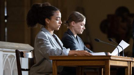 Safira Robens (links) und Mavie Hoerbiger während der Performance „Der Prozess Pelicot“ in Wien. 