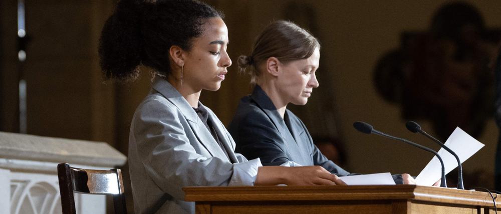 Safira Robens (links) und Mavie Hoerbiger während der Performance „Der Prozess Pelicot“ in Wien.