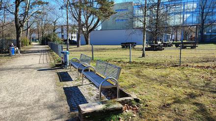 Bald die Nora-Schimming-Promenade? Der kleine Weg entlang der U3 verläuft von der Clayallee bis zur Ihnestraße. Rechts im Bild das Otto-Suhr-Institut der Freien Universität Berlin in Dahlem.