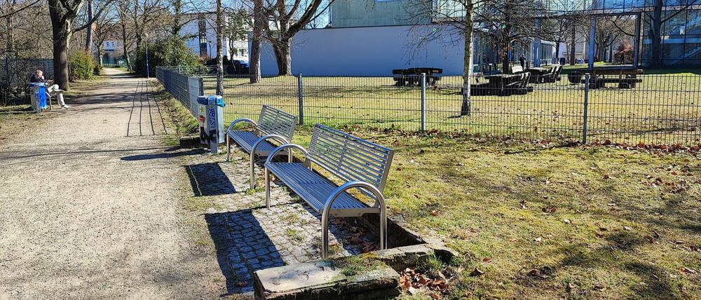 Bald die Nora-Schimming-Promenade? Der kleine Weg entlang der U3 verläuft von der Clayallee bis zur Ihnestraße. Rechts im Bild das Otto-Suhr-Institut der Freien Universität Berlin in Dahlem.