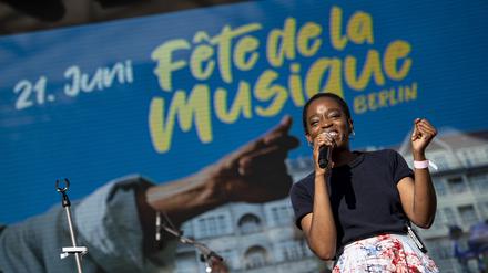 Irma tritt 2022 bei der Fete de la Musique am Brandenburger Tor auf. 