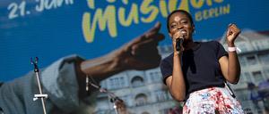 Irma tritt 2022 bei der Fete de la Musique am Brandenburger Tor auf. 