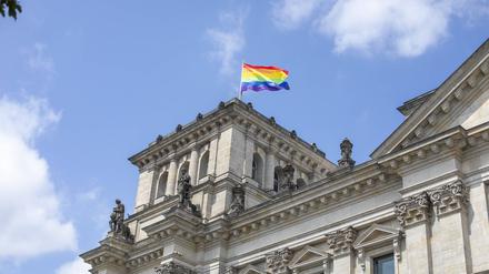 Eine Regenbogenflagge am Bundestag. 