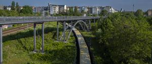 Der Schwedter Steg führt über die Gleise der S-Bahn.