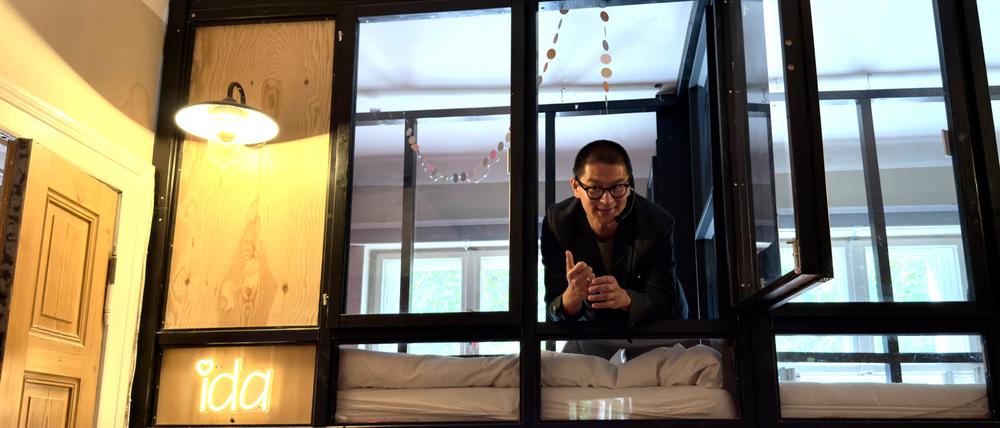 Van Bo Le-Mentzel in seiner Wohnung in Kreubzerg.
