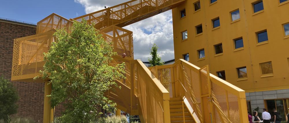 Das Haus 1 der Atelier Gardens leuchtet gelb. Früher war es ein unscheinbares Bürogebäude.