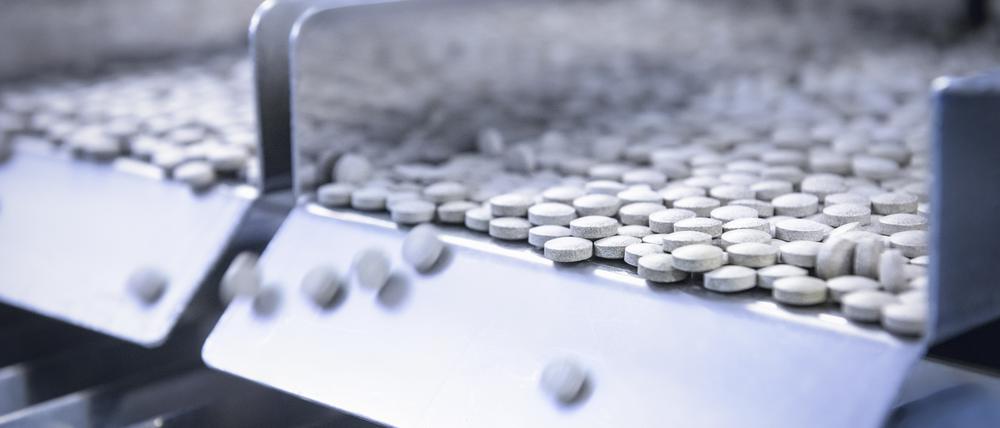 Pillen, die vom Band „rollen“.