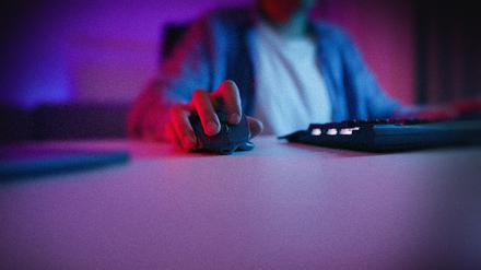 Cybergrooming: Täterinnen und Täter bringen Kinder und Jugendliche in ihre Kontrolle und drängen sie zu gefährlichen Handlungen und Selbstverletzungen.