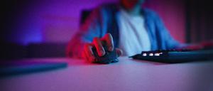 Cybergrooming: Täterinnen und Täter bringen Kinder und Jugendliche in ihre Kontrolle und drängen sie zu gefährlichen Handlungen und Selbstverletzungen.