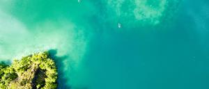 In den Tropen wird das Meer blauer – Blick auf Gewässer bei Papua (Indonesien)-