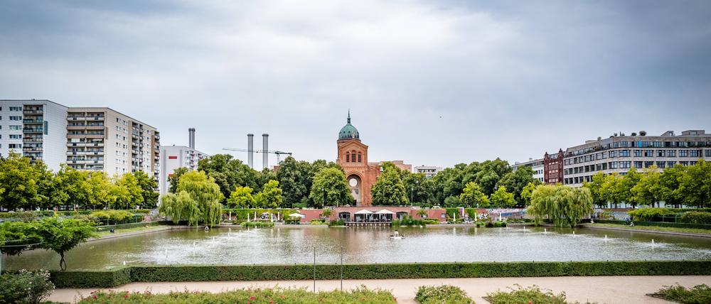 Blick auf das Engelbecken mit St. Michael Kirche am Michaelkirchplatz in Mitte.