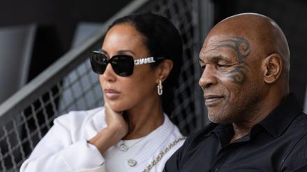 Mike Tyson und Ehefrau Lakiha Spicer gucken Tennis in Berlin.
