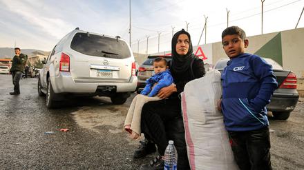 Eine syrische Familie sitzt mit ihren Habseligkeiten am Grenzübergang Masnaa zwischen Libanon und Syrien und bereitet sich auf die Ausreise nach Aleppo vor (Symbolbild).