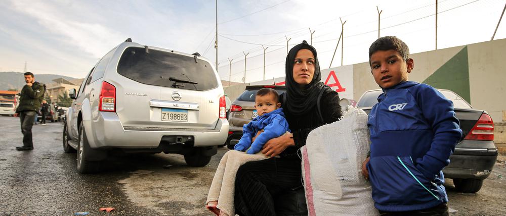 Eine syrische Familie sitzt mit ihren Habseligkeiten am Grenzübergang Masnaa zwischen Libanon und Syrien und bereitet sich auf die Ausreise nach Aleppo vor (Symbolbild).