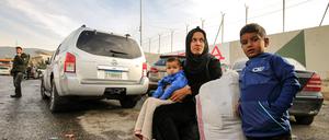 Eine syrische Familie sitzt mit ihren Habseligkeiten am Grenzübergang Masnaa zwischen Libanon und Syrien und bereitet sich auf die Ausreise nach Aleppo vor (Symbolbild).