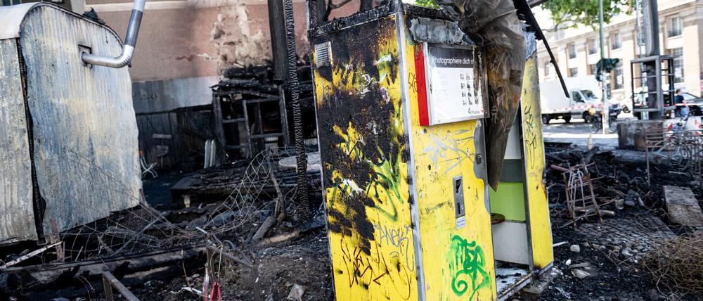 Im Gartenbereich vor dem  Technoclub “Wilde Renate” ist ein Fotoautomat durch den Brand zerstört worden.  