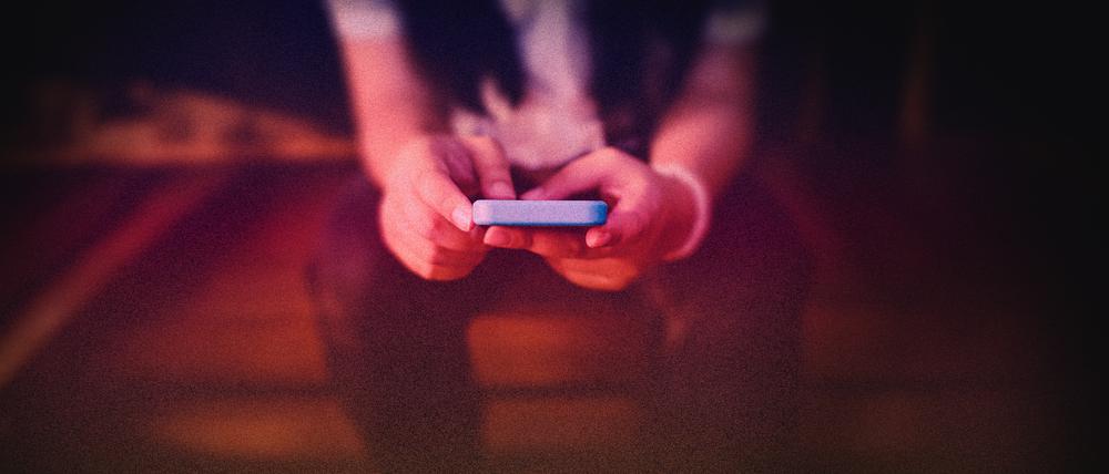 Wer schreibt am anderen Ende? Im Netz sind die Gefahren für Kinder und Jugendliche riesig.