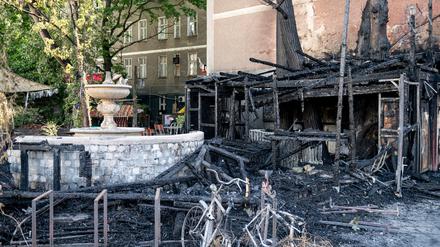 Der Außenbereich vor dem Technoclub „Renate“ in Friedrichshain ist nach einem Brand zerstört.