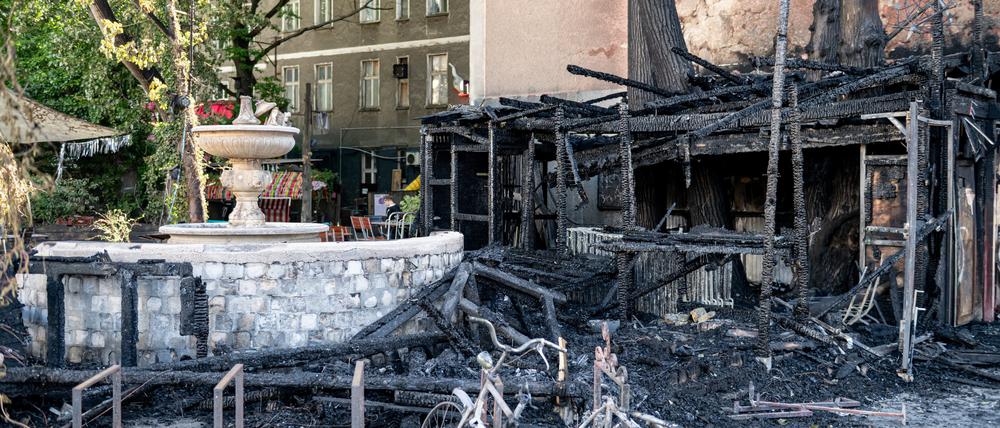 Der Außenbereich vor dem Technoclub „Renate“ in Friedrichshain ist nach einem Brand zerstört.