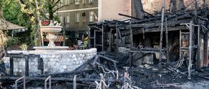 Der Außenbereich vor dem Technoclub „Renate“ in Friedrichshain ist nach einem Brand zerstört.