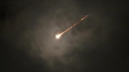 16.06.2025, Israel, Jerusalem: Die Spur eines Geschosses ist durch die Wolken zu sehen, nachdem ein Raketenalarm nach Angriffen aus dem Iran in Jerusalem am frühen Morgen ausgelöst wurde. 