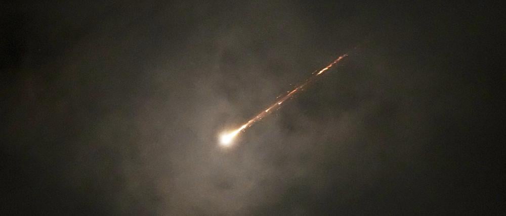 16.06.2025, Israel, Jerusalem: Die Spur eines Geschosses ist durch die Wolken zu sehen, nachdem ein Raketenalarm nach Angriffen aus dem Iran in Jerusalem am frühen Morgen ausgelöst wurde. 