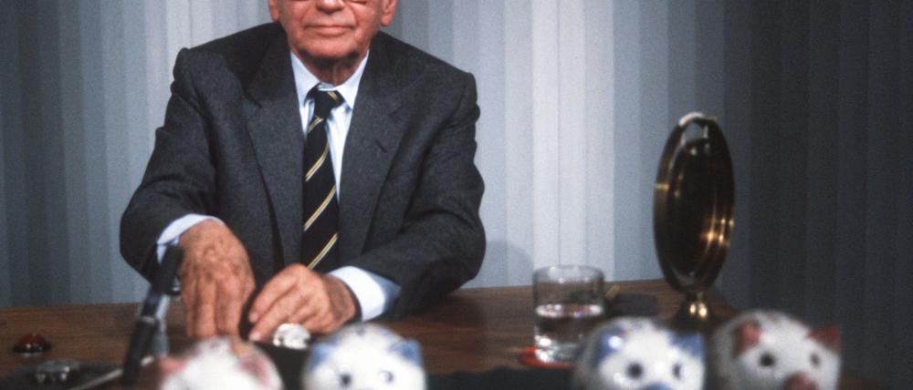 „Welches Schweinderl hätten Sie denn gern?“: Quizmaster Robert Lembke 1985 mit den berühmten „Was bin ich?“-Sparschweinen.