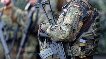 Soldaten stehen beim Antrittsbesuch von Verteidigungsminister Pistorius beim militärischen Organisationsbereich (OrgBer) Cyber- und Informationsraum (CIR) am Standort Rheinbach auf dem Gelände.