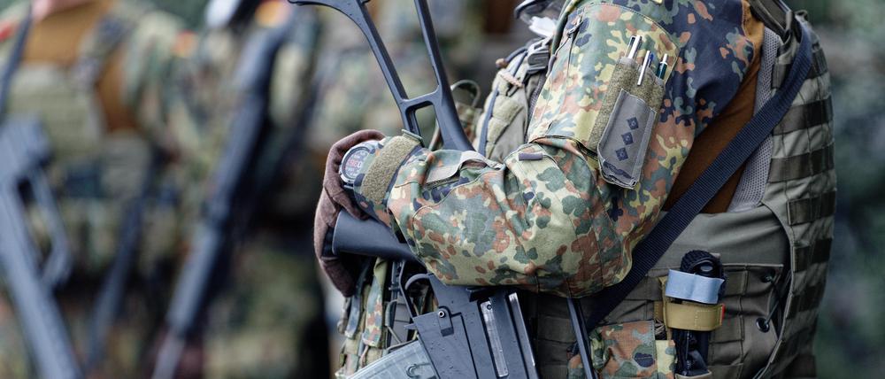 Soldaten stehen beim Antrittsbesuch von Verteidigungsminister Pistorius beim militärischen Organisationsbereich (OrgBer) Cyber- und Informationsraum (CIR) am Standort Rheinbach auf dem Gelände.