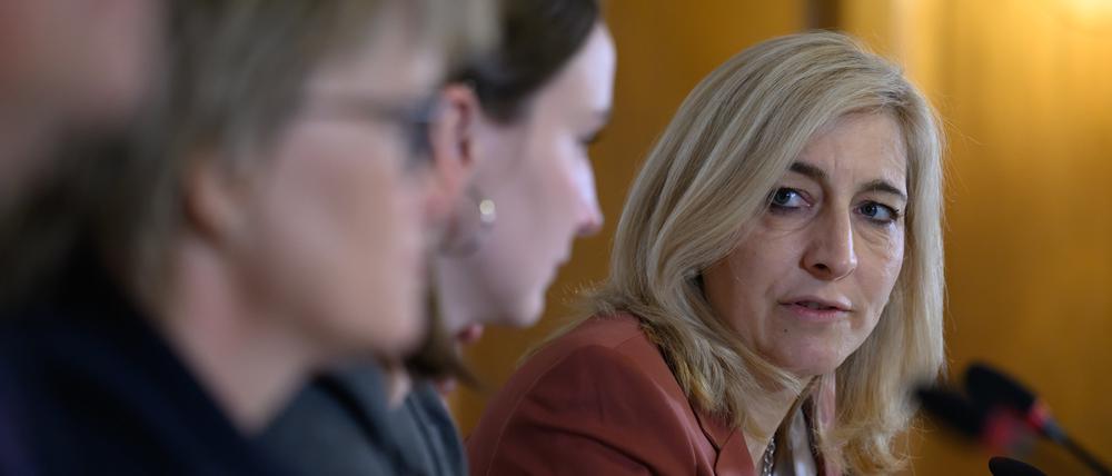Nina Warken (CDU), Bundesministerin für Gesundheit, will die Krankenkassen finanziell entlasten.