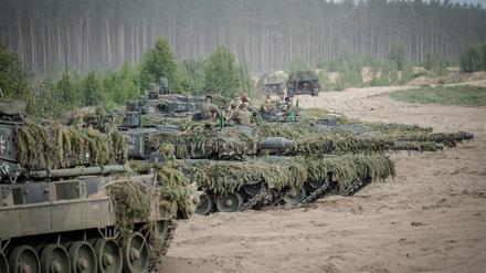 Soldaten der Bundeswehr bereiten sich auf dem Leopard 2 Panzer auf den Abschluss der Nato-Übung Quadriga in Litauen vor.