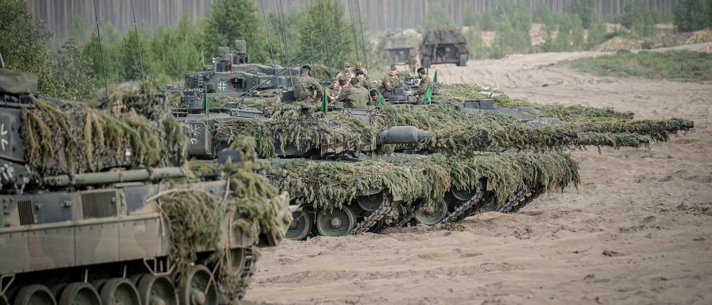 Soldaten der Bundeswehr bereiten sich auf dem Leopard 2 Panzer auf den Abschluss der Nato-Übung Quadriga in Litauen vor.