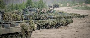Soldaten der Bundeswehr bereiten sich auf dem Leopard 2 Panzer auf den Abschluss der Nato-Übung Quadriga in Litauen vor.