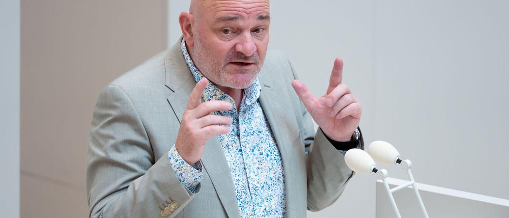 Finanzminister Robert Crumbach (BSW) begründete die Sparpläne mit der Wirtschaftskrise. (Archivbild)