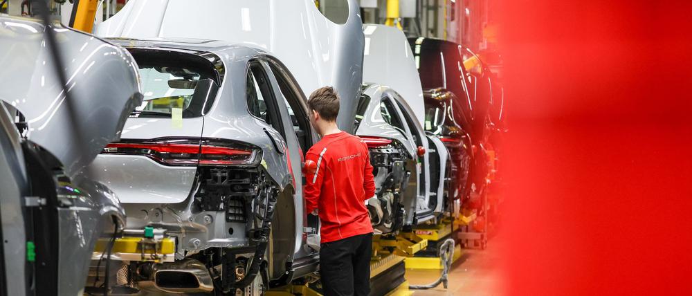 Der Auftragsbestand in der deutschen Industrie wächst - dank einer Erholung in der Autobranche. (Archivbild)