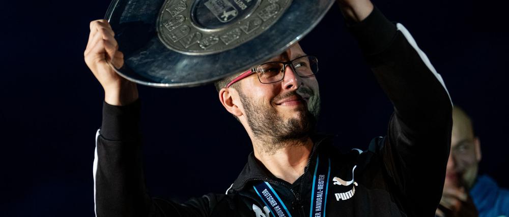 Füchse-Coach Jaron Siewert ist der jüngste Meistertrainer der HBL-Geschichte.