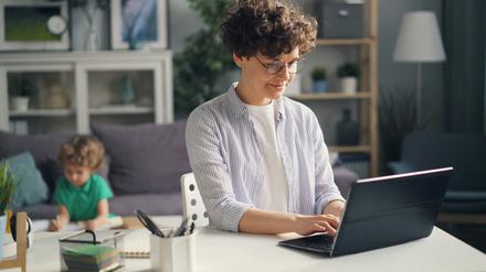 Frau arbeitet im Home Office