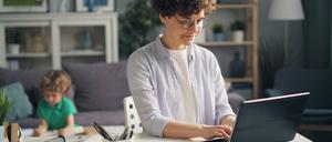 Frau arbeitet im Home Office