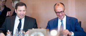 Bundeskanzler Friedrich Merz (r., CDU) gemeinsam mit Lars Klingbeil (SPD), Bundesminister der Finanzen und Vizekanzler im Vorfeld einer Kabinettssitzung Anfang Juni