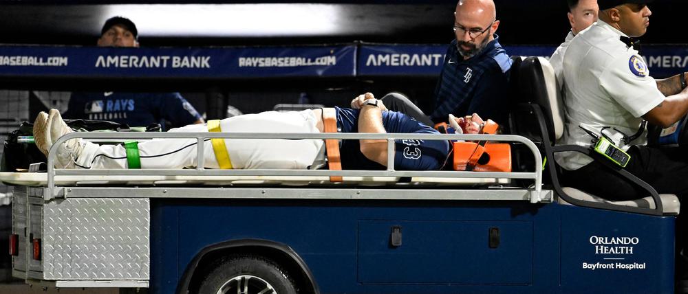 Hunter Bigge wird nach dem Treffer im Gesicht ins Krankenhaus gebracht.